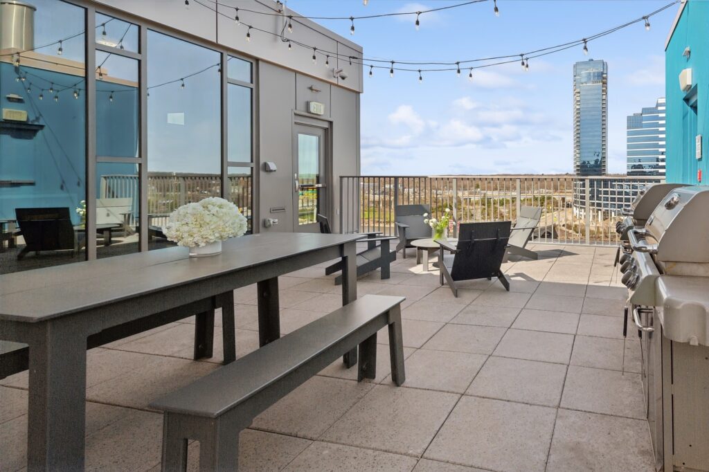 amenity-rooftop-sundeck-the-rowe-apartments-grand-rapids-mi